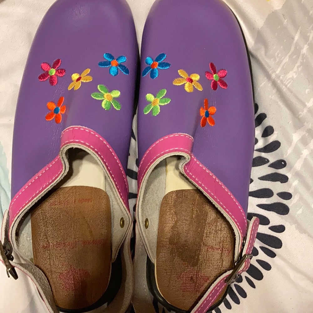 Girls clogs